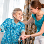 Menschen begleiten - Pflege im Altersheim